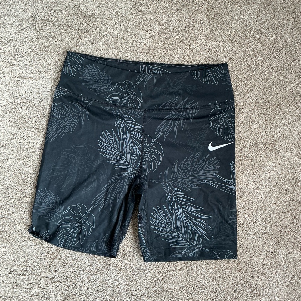 NWOT NIKE Dri-Fit Women's XL Training 6” Shorts